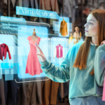 mulher navega pelo catálogo virtual de uma loja, enquanto segura uma sacola de compras, representando a fusão de canais, uma das tendências de consumo para 2026