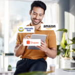 gestor de logística omnichannel usando tablet com logos de aplicativos ao redor