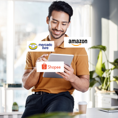 gestor de logística omnichannel usando tablet com logos de aplicativos ao redor