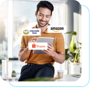 gestor de logística omnichannel usando tablet com logos de aplicativos ao redor