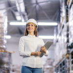 Mulher gestora de armazém logístico com um tablet na mão representando o uso do sistema WMS em 2026