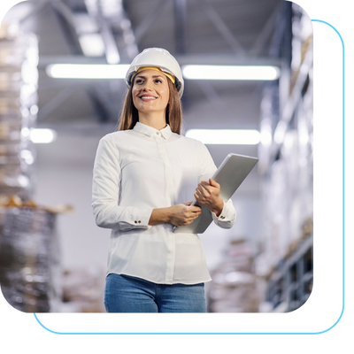 Mulher gestora de armazém logístico com um tablet na mão representando o uso do sistema WMS em 2026