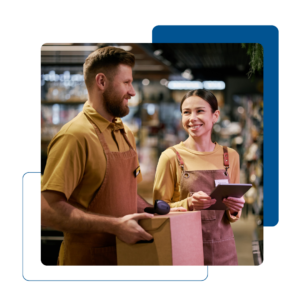 Funcionários de uma loja usando tablet e coletor de dados, representando o sistema FMS em ação