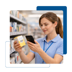 Funcionária bipando produto com o celular, usando o sistema FMS