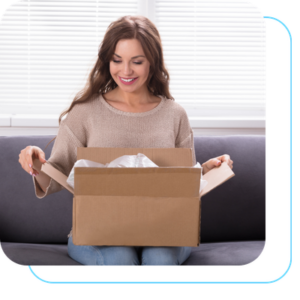 cliente abrindo caixa feliz