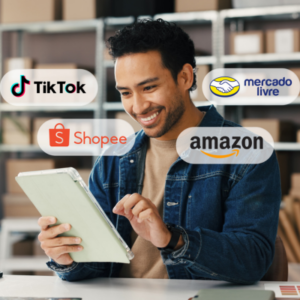 Gestor com tablet e logos de marketplaces ao redor, representando o uso do sistema OMS em 2026