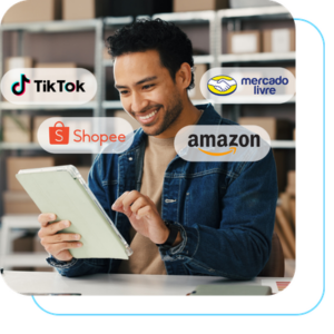 Gestor com tablet e logos de marketplaces ao redor, representando o uso do sistema OMS em 2026