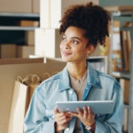 Mulher usando um tablet dentro de uma loja, representando os sistemas ERP e OMS