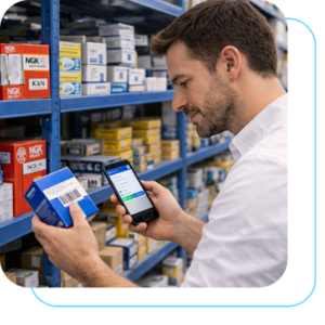 Funcionário utilizando o Fulfillment Management System (FMS) no celular durante a separação de pedidos em estoque