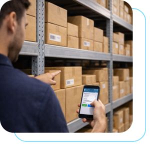 Funcionário utilizando o Fulfillment Management System (FMS) no celular durante a separação de pedidos em estoque