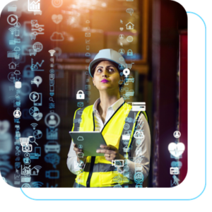 Mulher usando tablet em armazém logístico