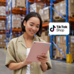 Mulher usando tablet com TikTok Shop em armazém da logística