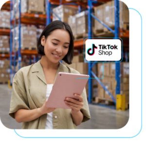 Mulher usando tablet com TikTok Shop em armazém da logística