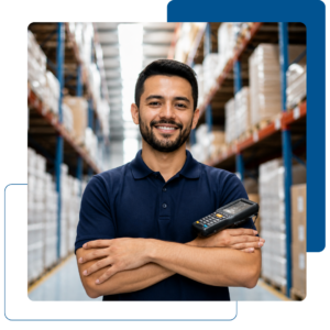 homem usando coletor de dados com sistema wms delage