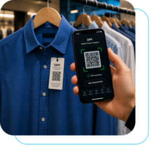 Celular com QR Code lendo uma etiqueta com o Passaporte Digital de Produto (DPP)